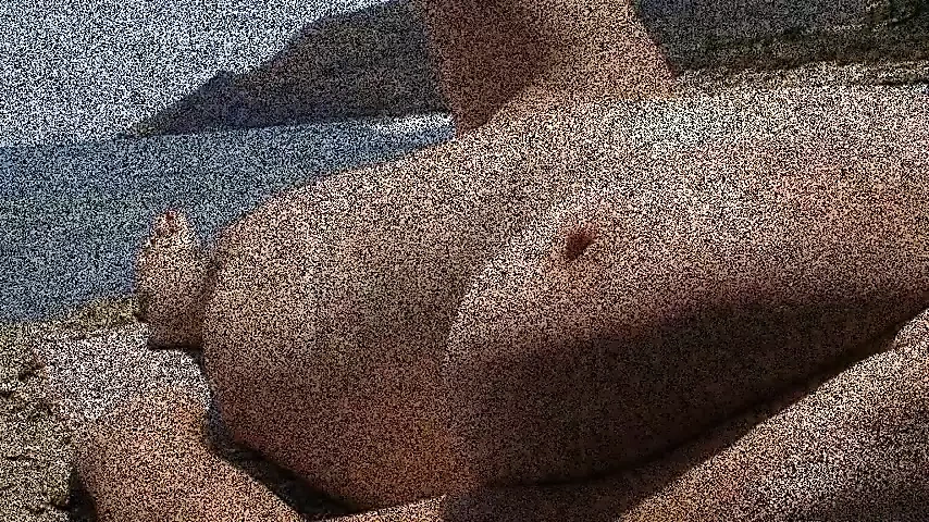 Julie Cunningham赤身裸体地躺在海滩上