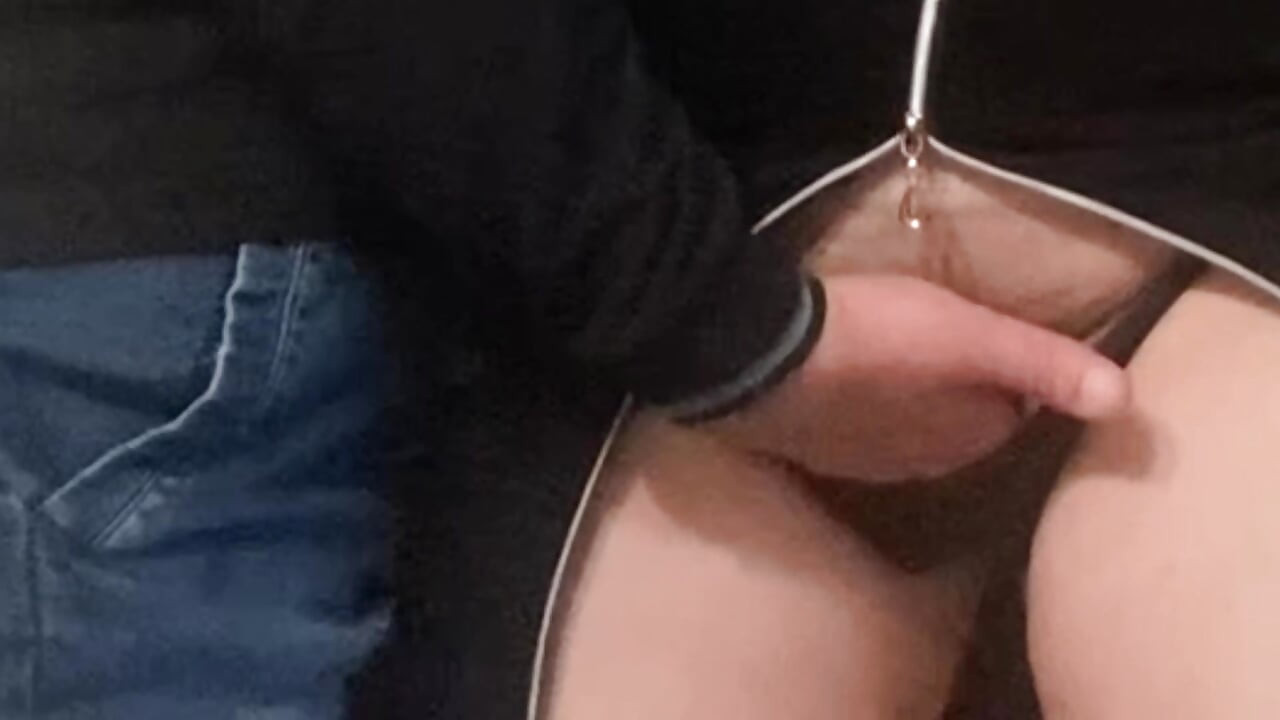 Memekku di-fingering sama orang asing di kereta bawah tanah