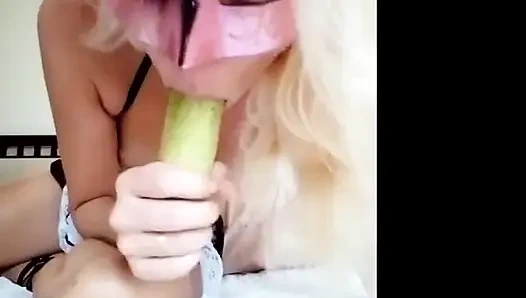 Pembantu nakal lagi asik ngentot pakai timun & quot