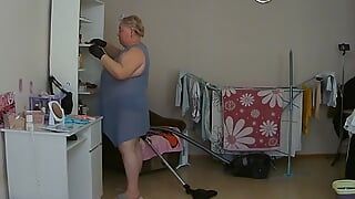 Ik bespioneerde mijn schoonmoeder en keek toe hoe ze naakt stofzuigt