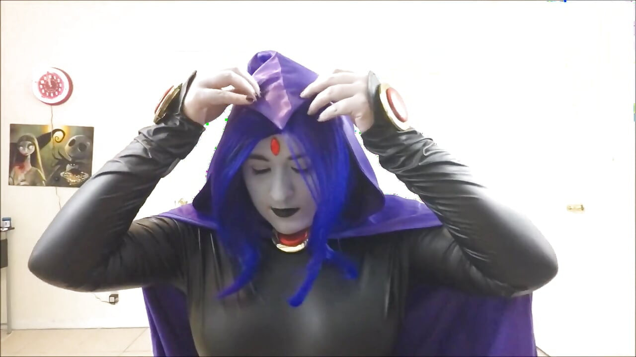 Raven lutscht an einem saftigen schwanz