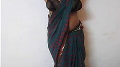 Indian housewife expose her big boobs in saree