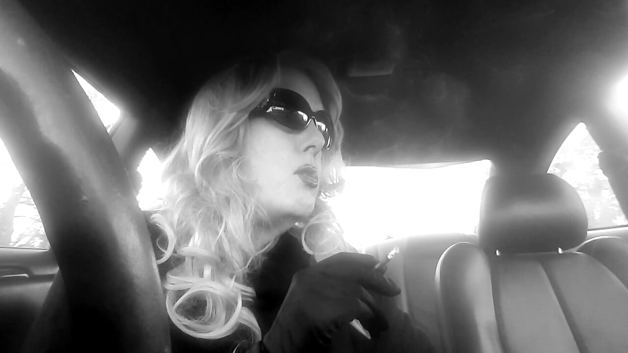 BLONDE MATURE MRS. ROMAN CAR SMOKING MORE 120 MENTHOLS