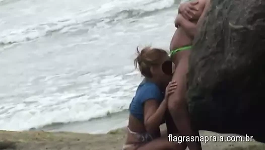Pacarku bertemu teman lesbian di pantai