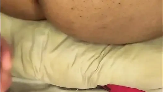 Ama bu kadın ne sürtük, anüsü için kendisi istiyor ve kocaman bir poposu var
