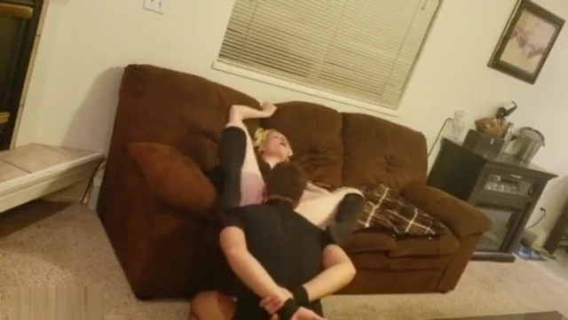 Latex dominatrix pegging her bf