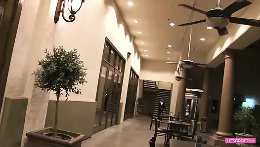 Пухлая женщина и ее черный друг развлекаются