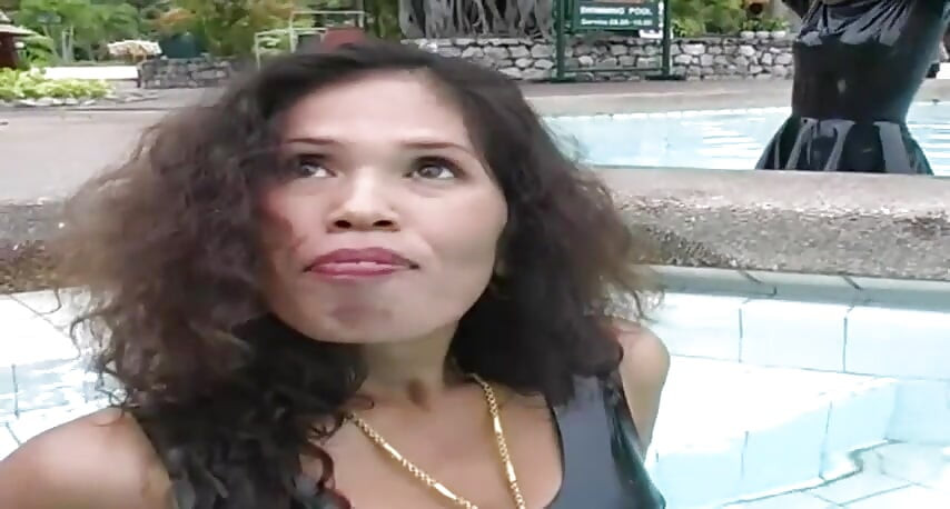 2 sexy latina's presenteert latexfetisj in het zwembad en op het strand