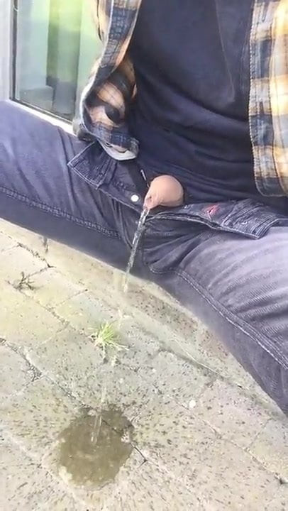 Sitting piss