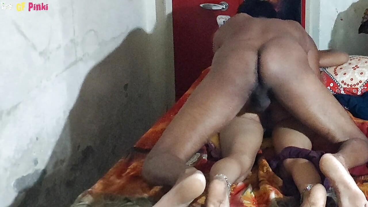 Minua nussi iso musta kulli ensimmäistä kertaa. Desi Village bhabhi ensimmäistä kertaa sisällä Iso musta kulli pillussaan.