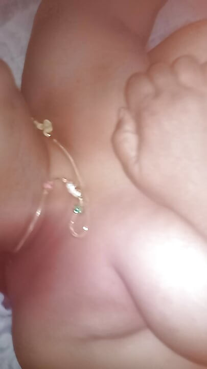 Paznicul de noapte se bucură de femeia Pecker