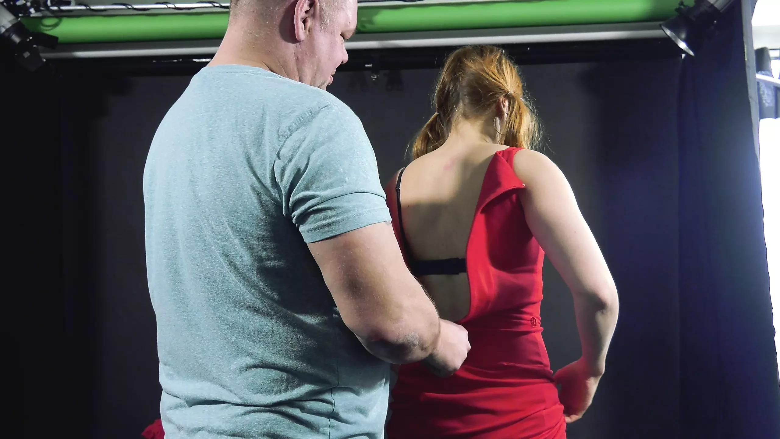 Num thích cảm thấy mình sexy trong bộ quần áo và giày cao gót trong khi chờ đợi