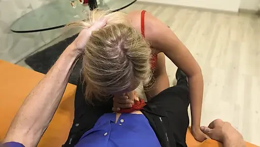 Jenny smart si cewek hot rambut pirang lagi asik ngentot kontol besar george dengan liar