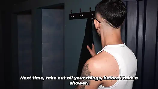 Мачеха-брюнетка с большой попкой оказывается обнаженной благодаря шалости от ее пасынка