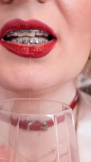 Morate podijeliti trenutak iz "Slina i pišanje pišanje Zlatna kiša - fetiš video - seksi MILF plavuša Arya"