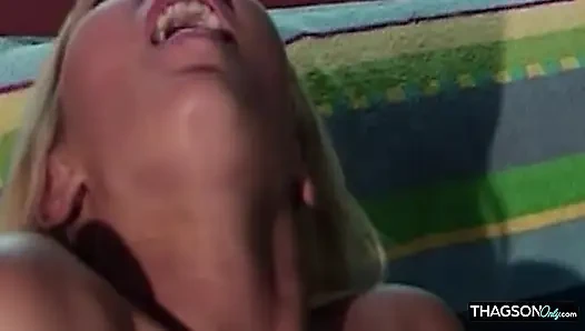 Cewek semok rambut pirang lagi asik fingering memek beceknya sampai muncrat
