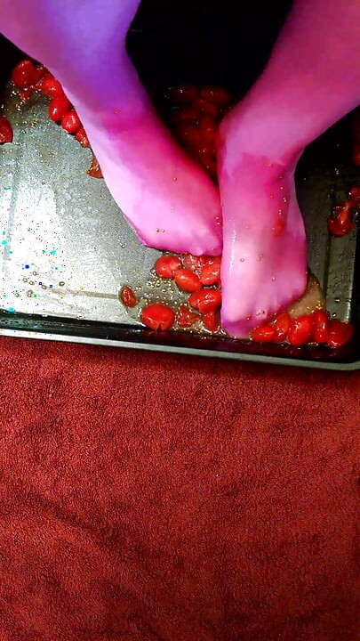 Gay, cd, for wet nylon feet and food lovers.