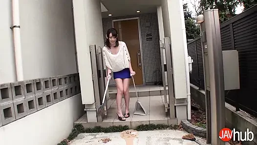 Javhub satomi usui membiarkan tetangganya mencicipi memeknya