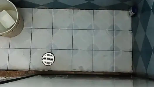 Aku nelpon adik iparku di kamar mandi dan merekamnya tanpa sepengetahuannya