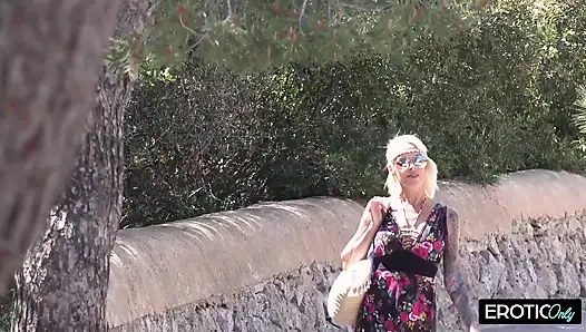 Spontaneous Fuck on the Side of the Road Hungry MILF Gives It Her All