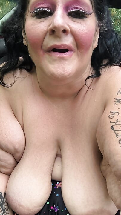 Es regnet zurück von auto ziegelschwanz, hämmert sie hart