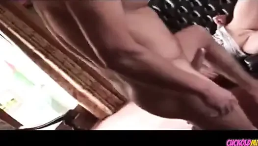 Aldatılan orta yaşlı seksi kadın ve kocası sevgilisinin yarağını emiyor