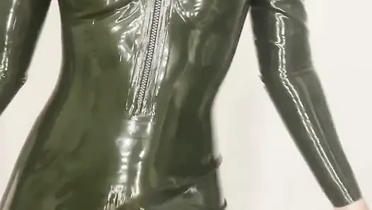 Девушка с кляпом в латексе заклеивает рот и испытывает интенсивный оргазм