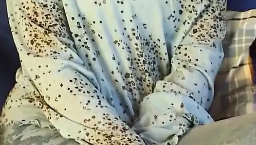 Милая блондинка с пирсинговыми сиськами трет ее киску на кастинге