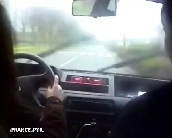 Une jeune femme en rupture totale se fait approcher par notre casteur dans un parc.