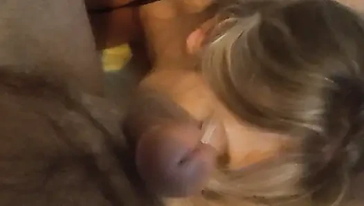 Sexy amateur-blondine liebt es, eier zu lutschen und alles zu schlucken