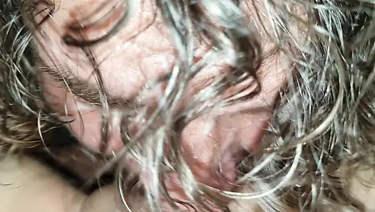 Yalama, emme, sevişme. Beni o kadar güzel boşaltıyor ki içime fışkırmasına izin vermek zorunda kalıyorum. Creampie 1 / 4