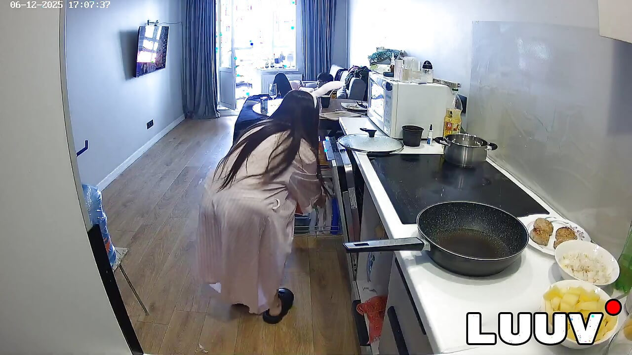 LUUV. The sexy Grossy cooks dinner topless on home camera