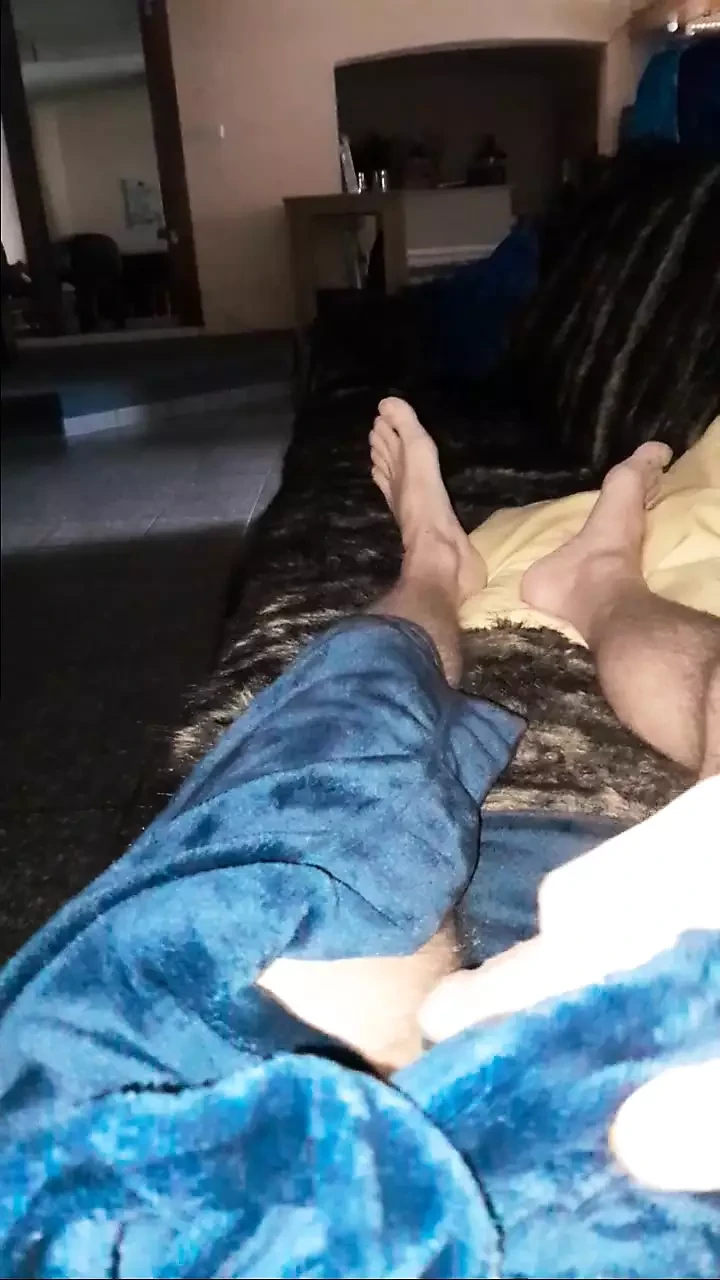 Igraj se sa kurcem pored kamina