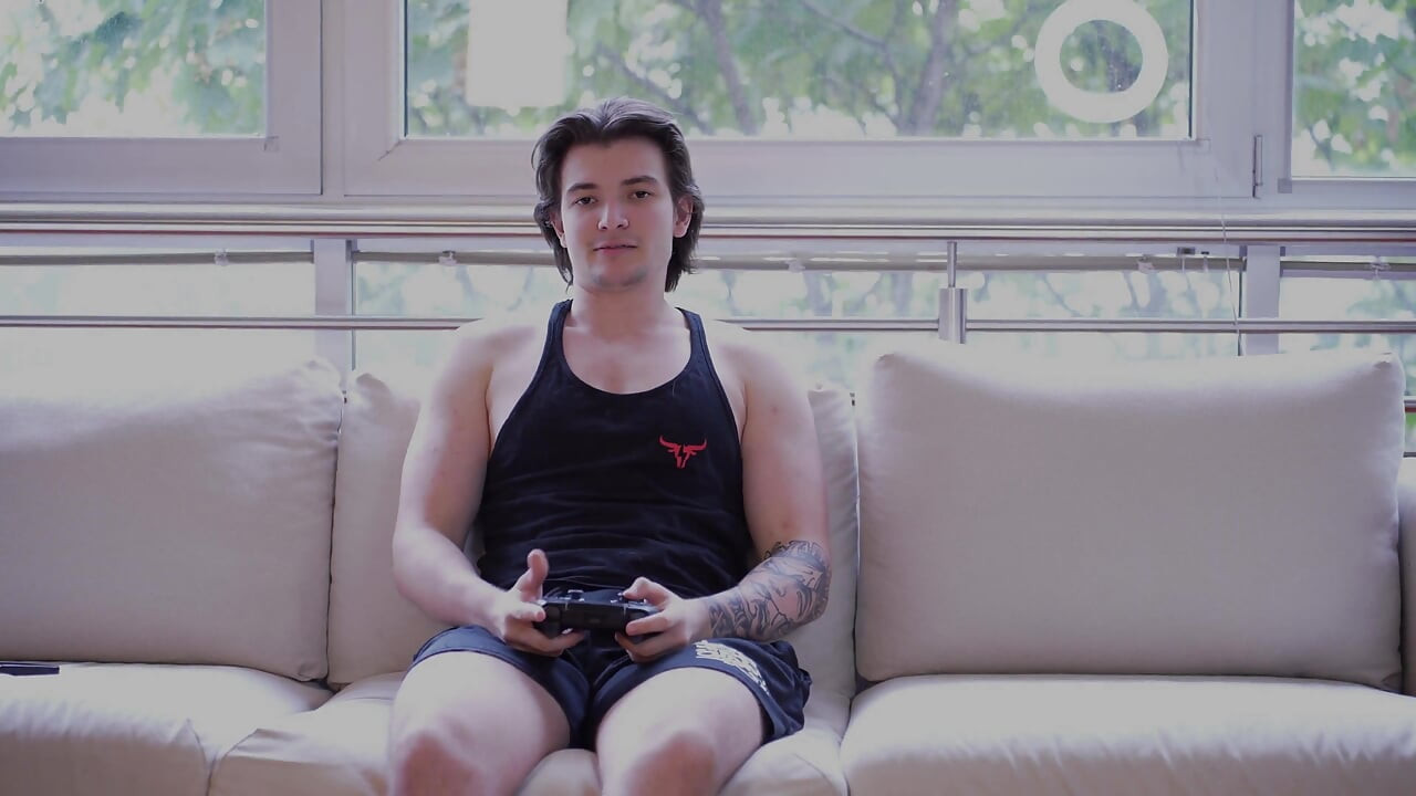 의붓여동생이 계약을 위반해서 제가 Gta6를 플레이하는 것을 허락하지 않았습니다