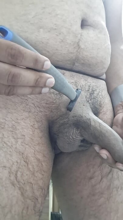 Desi Lund se rase les cheveux, grosse bite