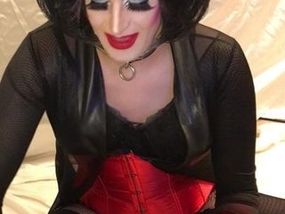 Drag queen slut menyelipkan dildo besar dengan mudah
