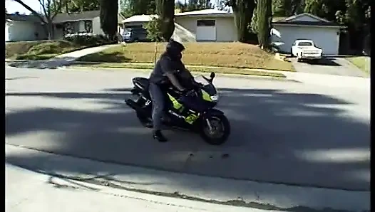 Ateşli sıkı genç sarışın sikiliyor ve amına ateşli bir şekilde döl atılıyor