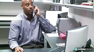 Marla baise une grosse bite noire. Son mari regarde.