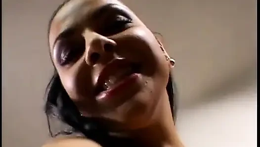 İki adam kanepede baharatlı latini sikiyor