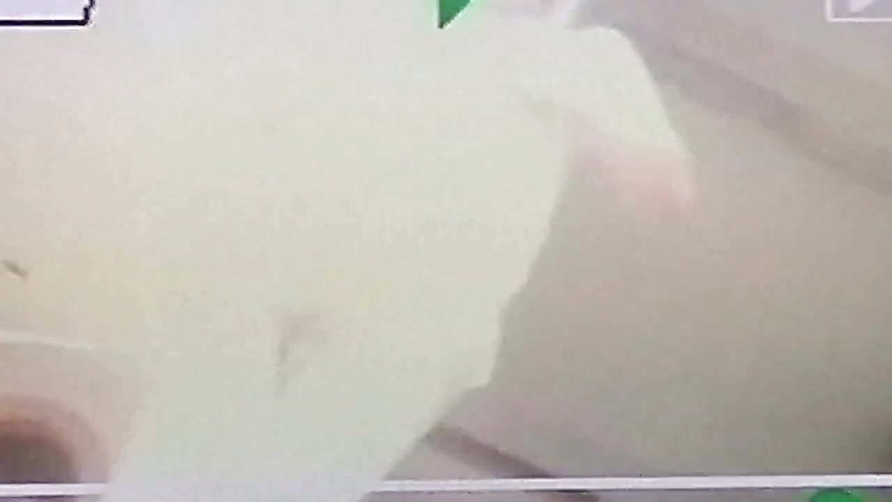 is khet men main veshya ki tarah kapre pahanti hoon