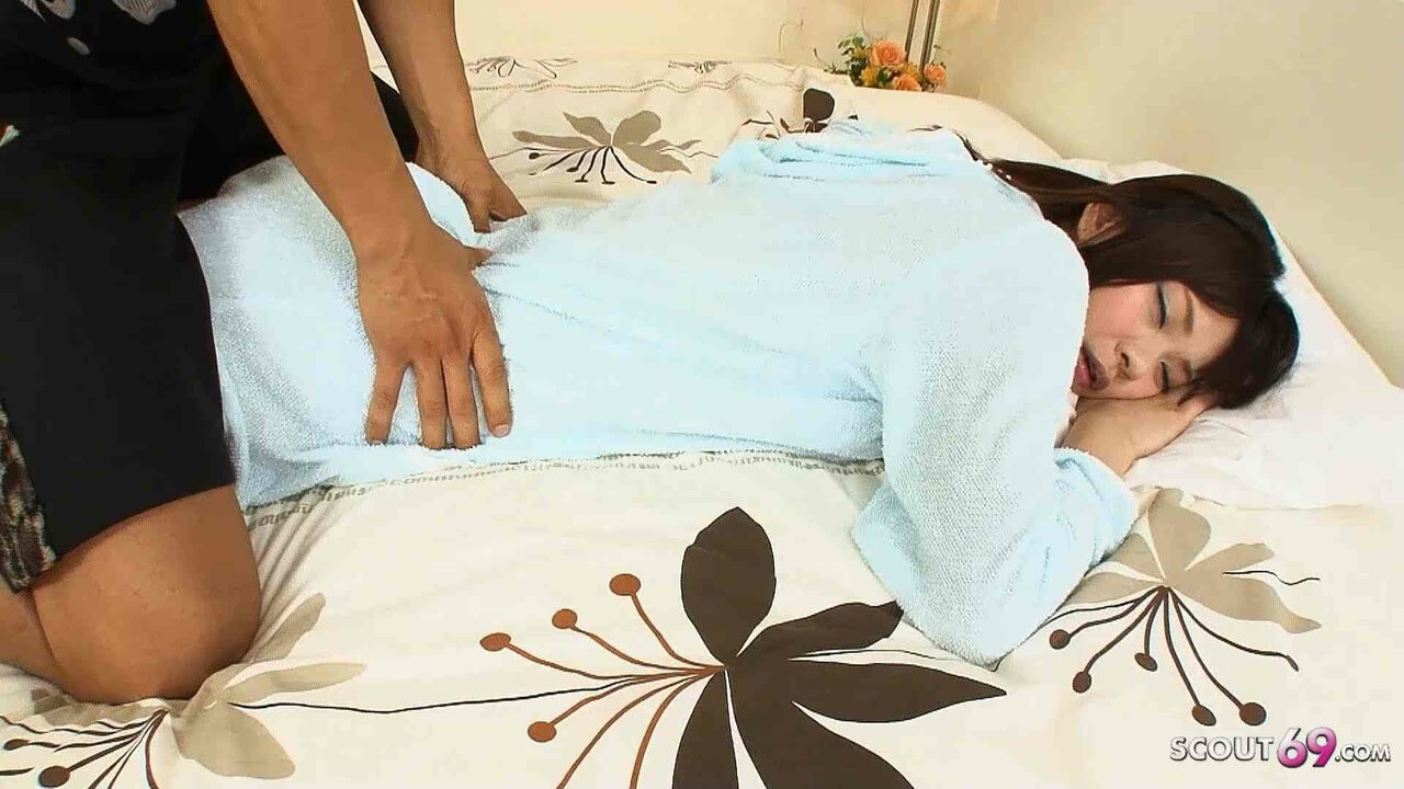 Patla japani kishori ke sath chherkhani karne ke lie choot men viry bhar men jao ke sath malish