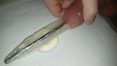 Suono uretrale dentro un preservativo, con cockring