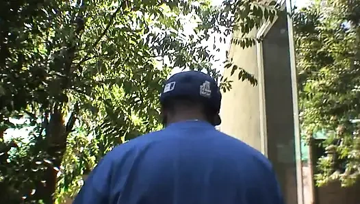 Pelacur itu memakan semuanya