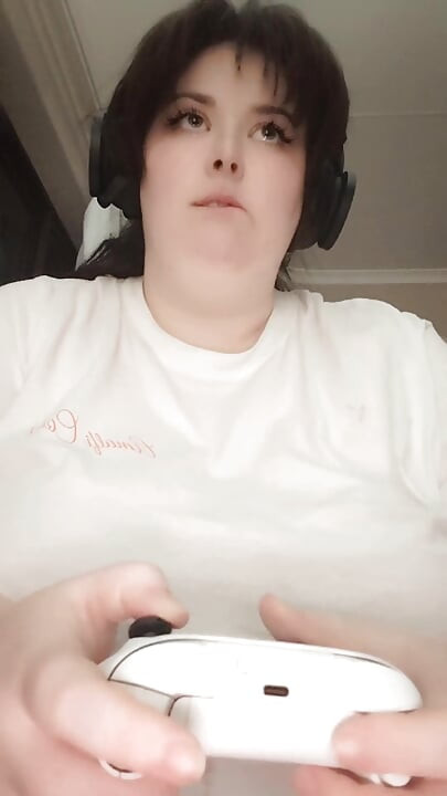 BBW Gamer Girl Masturbating Her Fat Pussy