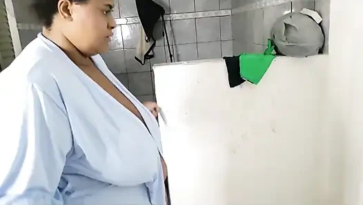 Aku mergokin ibu tiriku yang gemuk lagi asik masturbasi dan ngentot memeknya habis-habisan