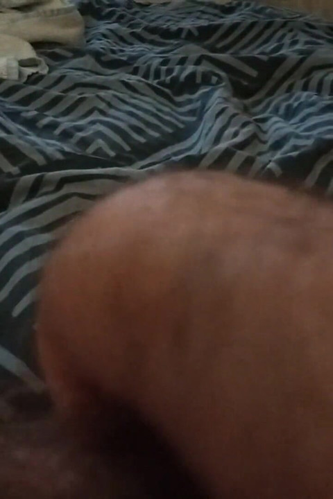 友人はベッドに横たわり、大きなチンコで遊んでいます