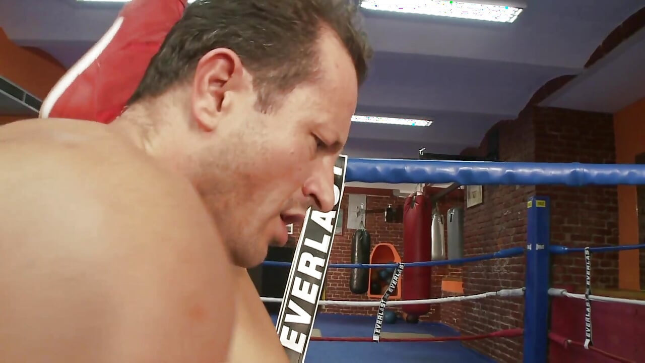 Blonde hurts boxer but she has a good remedy