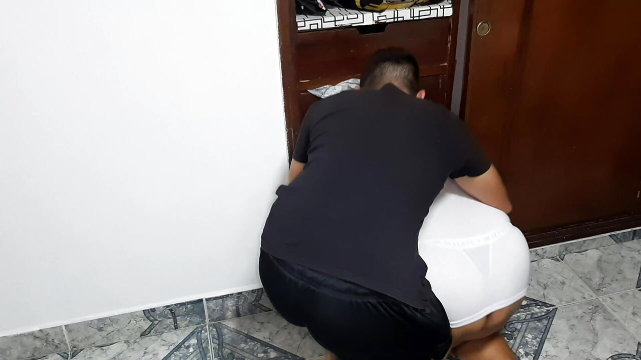 Azgın olgun kadın genç adamla sikişiyor