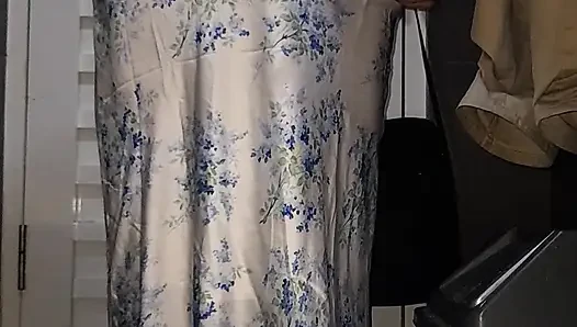 Travesti döl giyiyor saten halter boyun elbisesi
