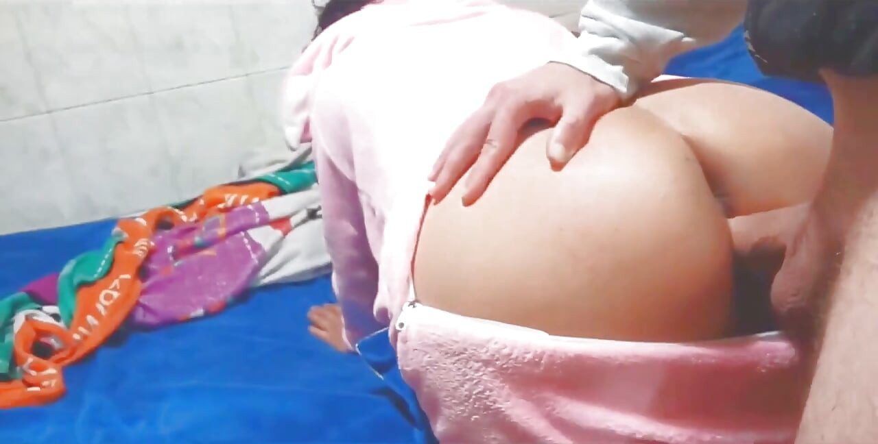 业余性爱 - 我的继母不知道我在她四人行的时候拍摄她